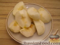 Фото приготовления рецепта: Пшенная каша с яблоком и изюмом - шаг №4