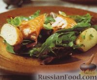 Фото к рецепту: Картофель с копченым лососем и салатными листьями