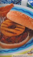 Фото к рецепту: Бургер с индюшиной котлетой и ананасом