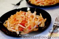 Фото к рецепту: Тёплый салат с кальмарами, помидорами и луком