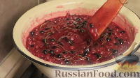 Фото приготовления рецепта: Варенье-желе "Трёхминутка" из черной и красной смородины - шаг №3