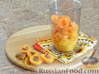 Фото приготовления рецепта: Абрикосово-персиковый молочный коктейль - шаг №2