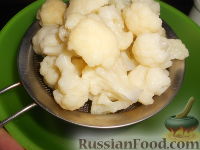 Фото приготовления рецепта: Жареная цветная капуста с сухарями и сыром - шаг №4