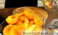Фото приготовления рецепта: Пирог с абрикосами и миндальными лепестками - шаг №8