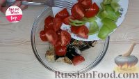 Фото приготовления рецепта: Cалат из баклажанов, помидоров и перца - шаг №7