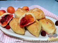 Фото к рецепту: Дрожжевые пирожки с абрикосами и малиной