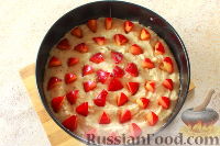 Фото приготовления рецепта: Ореховый пирог со сливами - шаг №9