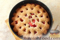 Фото приготовления рецепта: Ореховый пирог со сливами - шаг №10