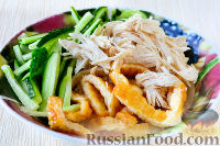 Фото приготовления рецепта: Салат с креветками, рисом, кукурузой и огурцами - шаг №6
