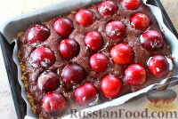 Фото приготовления рецепта: Сливовый пирог с шоколадом - шаг №12