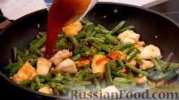 Фото приготовления рецепта: Курица со стручковой фасолью в соусе - шаг №9
