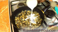 Фото приготовления рецепта: Профитроли с мясом и грибами в сливочном соусе - шаг №10