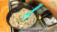 Фото приготовления рецепта: Профитроли с мясом и грибами в сливочном соусе - шаг №11