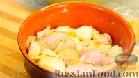 Фото приготовления рецепта: Курица с сосисками в духовке - шаг №7