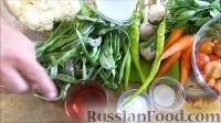 Фото приготовления рецепта: Рагу с курицей, картошкой, стручковой фасолью и помидорами (в духовке) - шаг №9