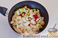 Фото приготовления рецепта: Овощное рагу с куриным филе по-креольски - шаг №4