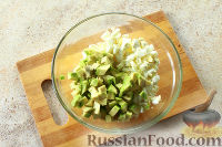 Фото приготовления рецепта: Салат из яиц и авокадо - шаг №5