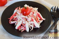 Фото к рецепту: Салат с крабовыми палочками и помидорами