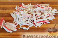 Фото приготовления рецепта: Салат с крабовыми палочками и помидорами - шаг №2