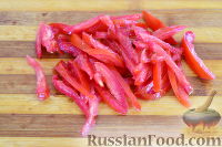 Фото приготовления рецепта: Салат с крабовыми палочками и помидорами - шаг №4