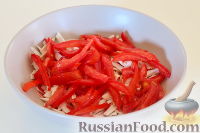 Фото приготовления рецепта: Салат с крабовыми палочками и помидорами - шаг №5
