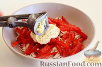 Фото приготовления рецепта: Салат с крабовыми палочками и помидорами - шаг №7