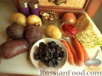 Фото приготовления рецепта: Салат с жареными кальмарами, огурцами, болгарским перцем и яичными блинчиками - шаг №7