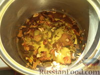 Фото приготовления рецепта: Борщ грибной с черносливом - шаг №2