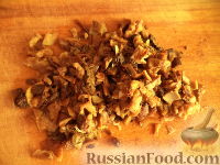 Фото приготовления рецепта: Борщ грибной с черносливом - шаг №4