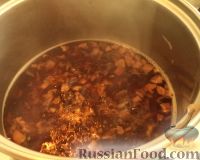 Фото приготовления рецепта: Борщ грибной с черносливом - шаг №3