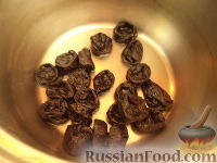 Фото приготовления рецепта: Борщ грибной с черносливом - шаг №14