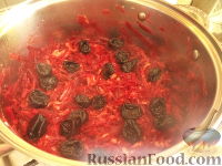 Фото приготовления рецепта: Борщ грибной с черносливом - шаг №15