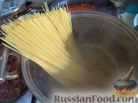 Фото приготовления рецепта: Печень сочная в горшочках со спагетти - шаг №8