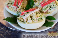 Фото приготовления рецепта: Яйца, фаршированные крабовыми палочками - шаг №10