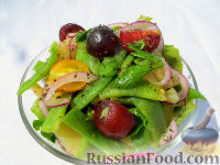Фото к рецепту: Летний салат с помидорами и зеленой фасолью