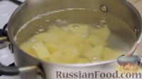 Фото приготовления рецепта: Картофельные котлеты с грибной подливой - шаг №2