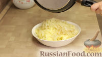 Фото приготовления рецепта: Куриный суп с грибами, консервированным горошком и плавленым сыром - шаг №9