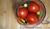 Фото приготовления рецепта: Маринованные огурцы с помидорами (ассорти) на зиму - шаг №8