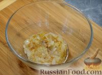 Фото приготовления рецепта: Ленивые куриные отбивные с баклажанами и сыром (в духовке) - шаг №7