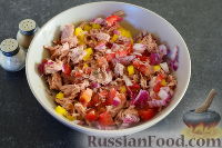 Фото приготовления рецепта: Салат из кускуса с тунцом и овощами - шаг №9