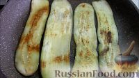 Фото приготовления рецепта: Рулетики из баклажанов с творогом, сыром и орехами - шаг №2