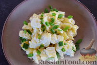 Фото приготовления рецепта: Картофельный салат с луком и беконом - шаг №11