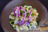 Фото приготовления рецепта: Картофельный салат с луком и беконом - шаг №12