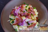 Фото приготовления рецепта: Картофельный салат с луком и беконом - шаг №13