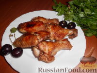 Фото приготовления рецепта: Куриные крылышки в вишневом маринаде - шаг №10