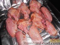 Фото приготовления рецепта: Куриные крылышки в вишневом маринаде - шаг №8