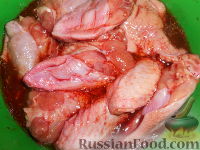 Фото приготовления рецепта: Куриные крылышки в вишневом маринаде - шаг №7