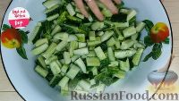Фото приготовления рецепта: Салат из огурцов на зиму - шаг №2