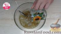 Фото приготовления рецепта: Салат из огурцов на зиму - шаг №4