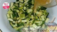 Фото приготовления рецепта: Салат из огурцов на зиму - шаг №5